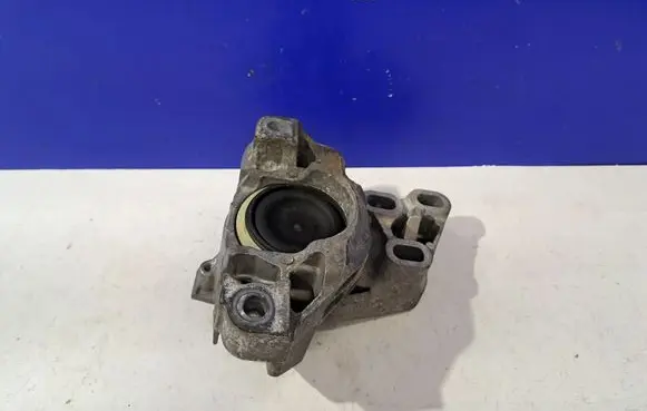 Mercedes-Benz B W246 W242 Engine mount bracket 26008326E