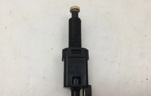 Volkswagen PASSAT B5 Brake pedal sensor switch 811907343B
