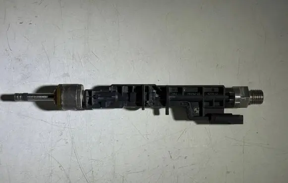 BMW M5 F90 Fuel injector 7852362