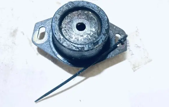Peugeot 206 Engine mount bracket