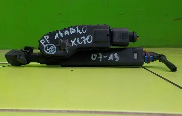 Volvo V70 Headlight washer pump 30663580