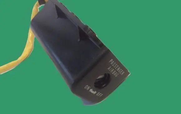 Passenger airbag on/off switch
