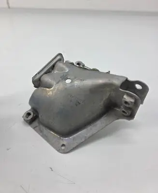 Engine mounting bracket