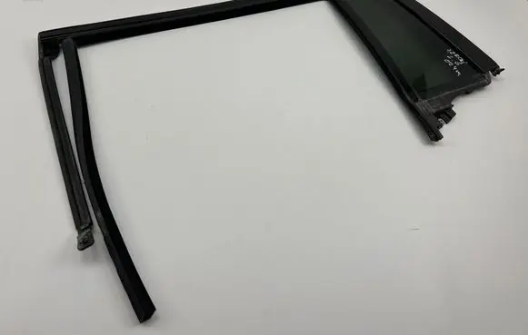 Jeep Grand Cherokee WL Rear vent window glass 43R011667