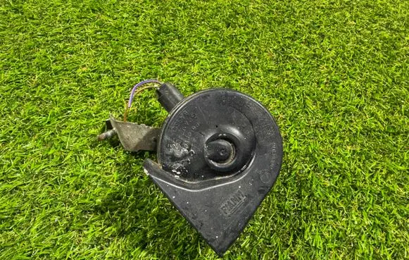 BMW 3 E46 Horn signal 8379710