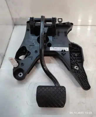 Volkswagen Touareg II Brake pedal 7P0723117B