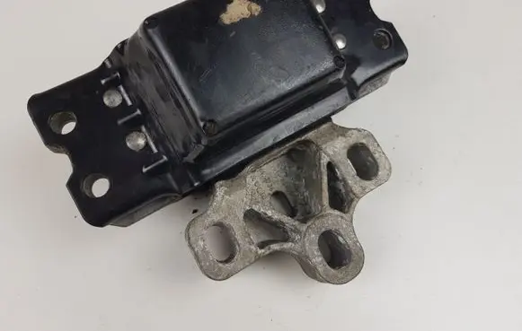 Volkswagen PASSAT B6 Engine mount bracket 3C0199555