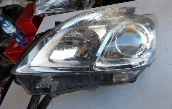 Toyota Prius (XW30) Headlight/headlamp