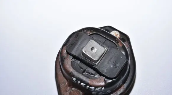 BMW 7 E65 E66 Engine mount bracket