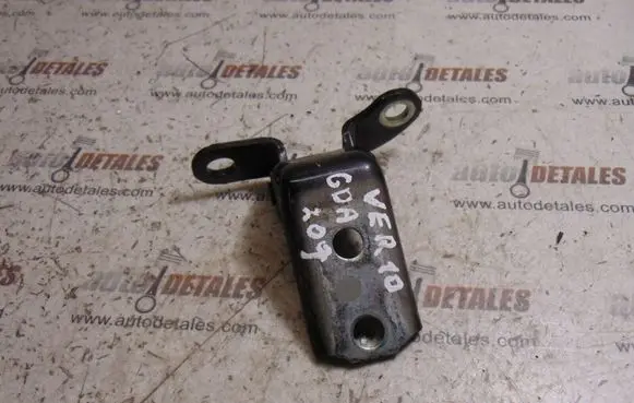 Toyota Verso Rear door lower hinge