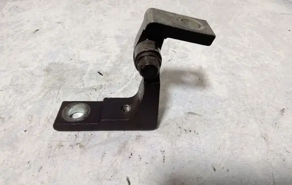Volkswagen Touareg I Front door upper hinge