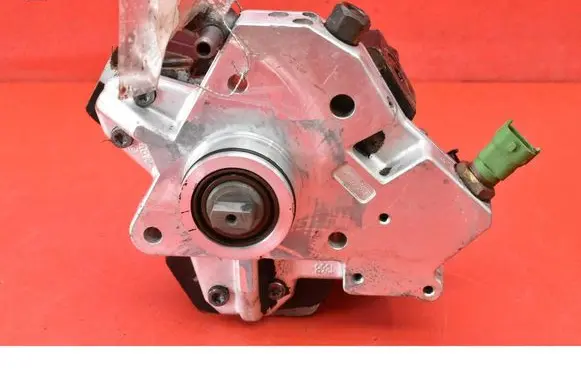 Volvo V70 Fuel injection high pressure pump 30756125