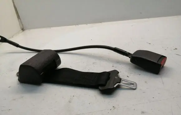 Middle seatbelt (rear)