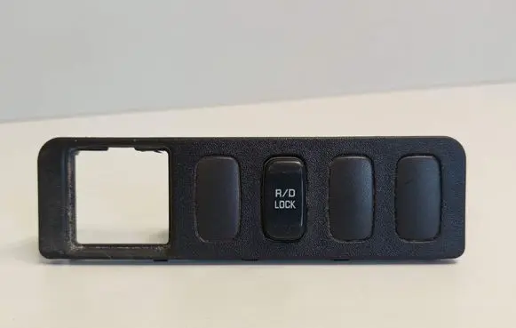 Mitsubishi Pajero Differential lock switch 
