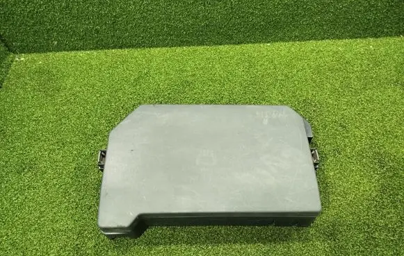 Volkswagen Crafter Fuse box cover 7C0882337