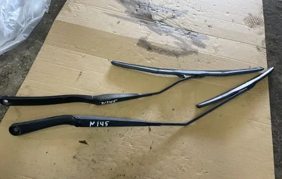 Nissan Juke I F15 Front wiper blade arm W000014868 W000014869