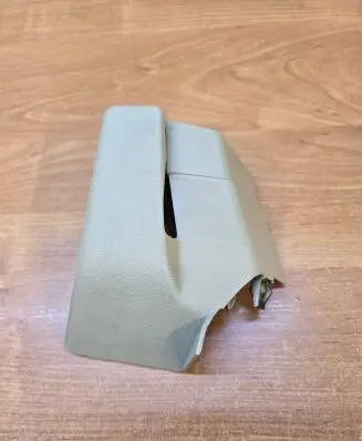 Volvo XC70 Seat belt trim 