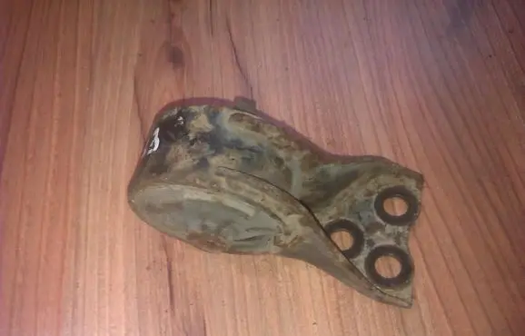 Mazda 323 Engine mount bracket
