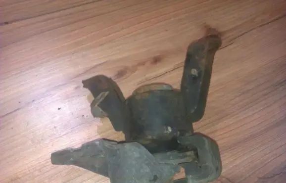 Mazda 323 Engine mount bracket