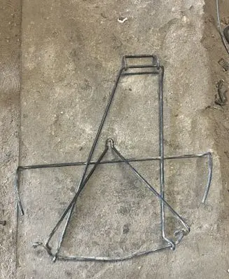 Renault Kangoo I Spare wheel mounting bracket 