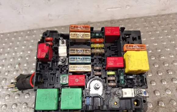 Citroen C4 Cactus Fuse module S17986657 9804846880