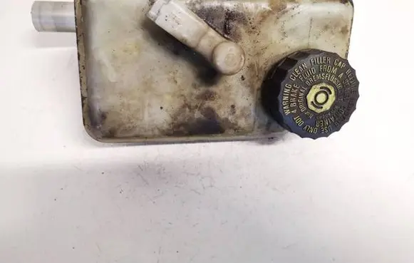 Brake fluid reservoir