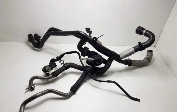 Volkswagen Touareg II Engine coolant pipe/hose 7P6121065AA 7P6121070AK 7P6122157E