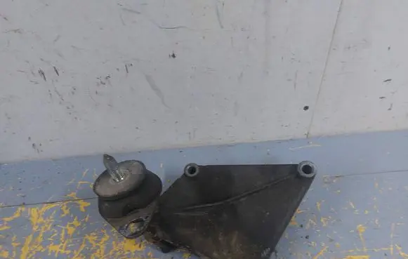 Renault Scenic I Gearbox mounting bracket 7700832251