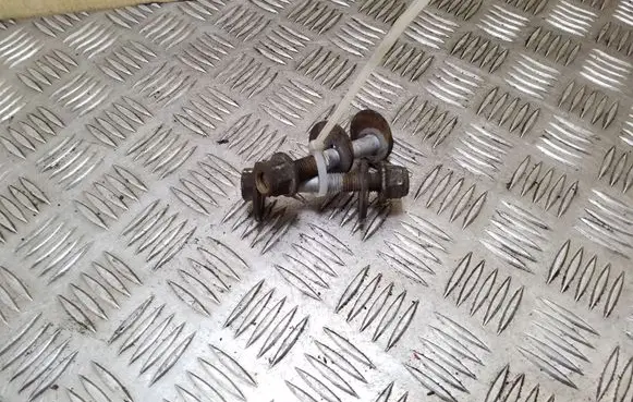 Volkswagen PASSAT B7 Rear suspension camber bolt 