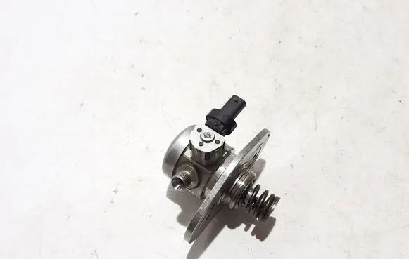 BMW 5 G30 G31 Fuel injection high pressure pump 8648176