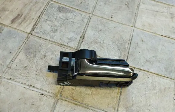 Toyota Corolla Verso E121 Front door interior handle