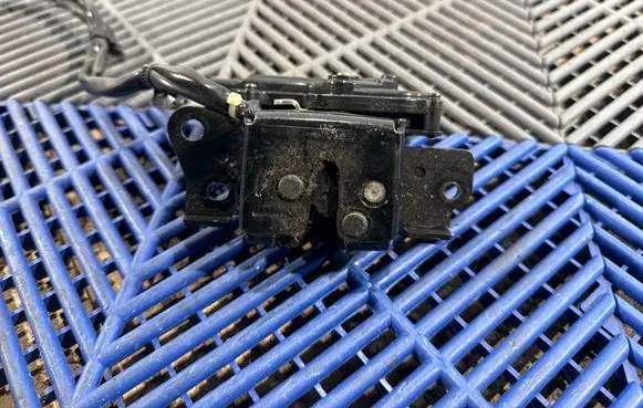 Lexus CT 200H Loading door lock 