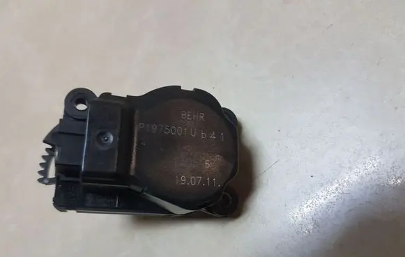 Peugeot 5008 Air flap motor/actuator P1975001UB41 EAD516