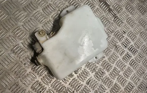 Mitsubishi Pajero Windshield washer fluid reservoir/tank