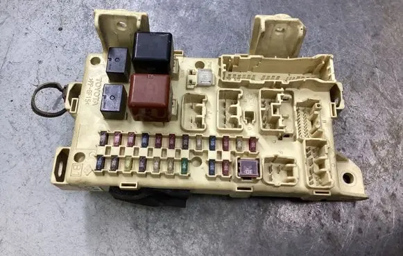 Toyota Avensis Verso Fuse module 8922144030