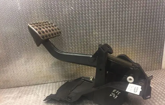 Mercedes-Benz C W203 Brake pedal 2032902501 A2032902501