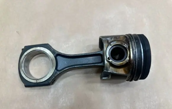 Mercedes-Benz Vito Viano W639 Piston with connecting rod 65100