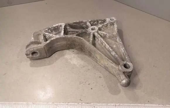 Opel Astra G Engine mounting bracket 90575131 2581