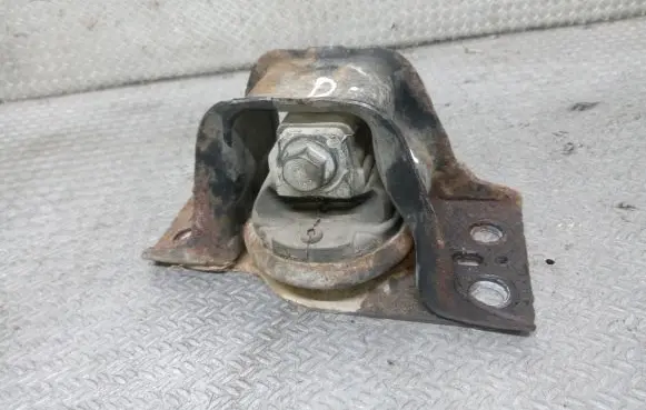 Nissan Note (E11) Engine mount bracket