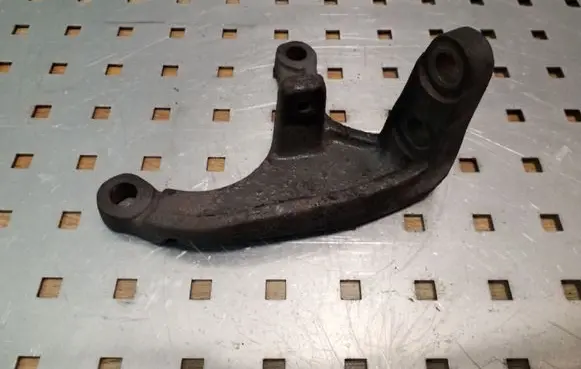 Toyota RAV 4 (XA20) Engine mounting bracket