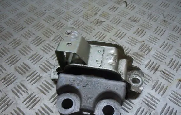 Fiat 500L Engine mount bracket 00557028330