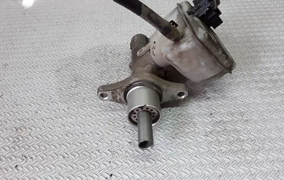 Master brake cylinder