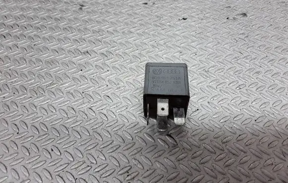 Volkswagen PASSAT B5 Other relay 8D0951253A