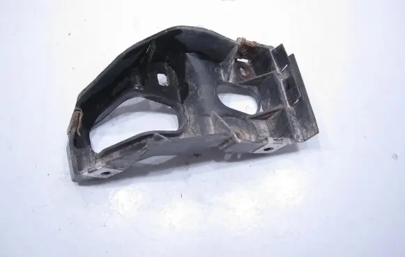 Front bumper mounting bracket