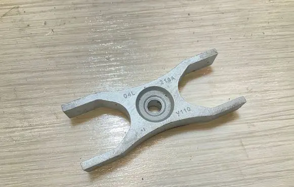 Audi Q5 SQ5 Fuel Injector clamp holder 04L216A