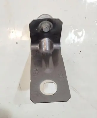 Maserati Ghibli Fender mounting bracket 670