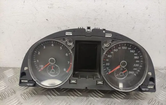 Volkswagen PASSAT B7 Speedometer (instrument cluster) 3AA920870K