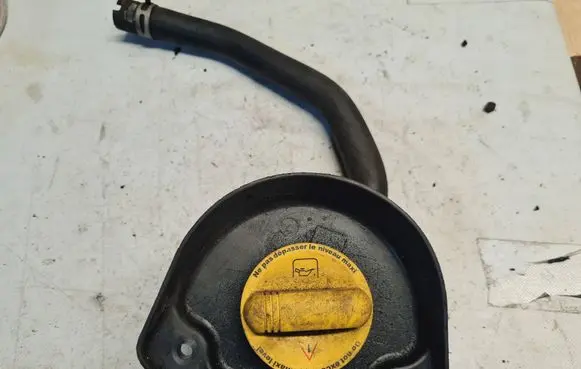 Opel Vivaro Oil fill pipe 