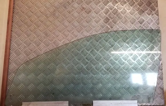 Volvo XC70 Front door window glass four-door 43R001106