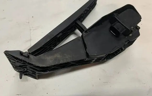 BMW 1 E81 E87 Accelerator throttle pedal 678658901
